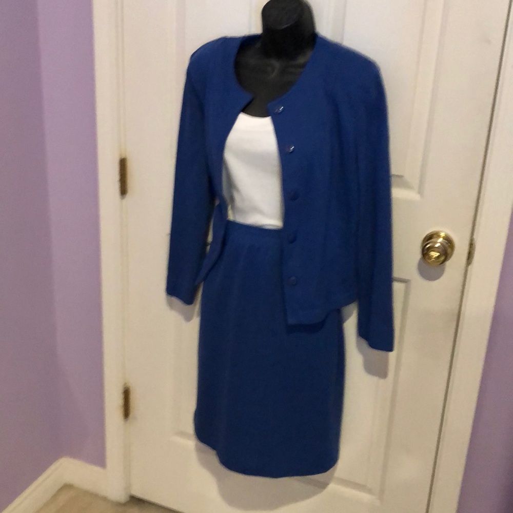Weekenders knit suit w/ white sleeveless tank top.